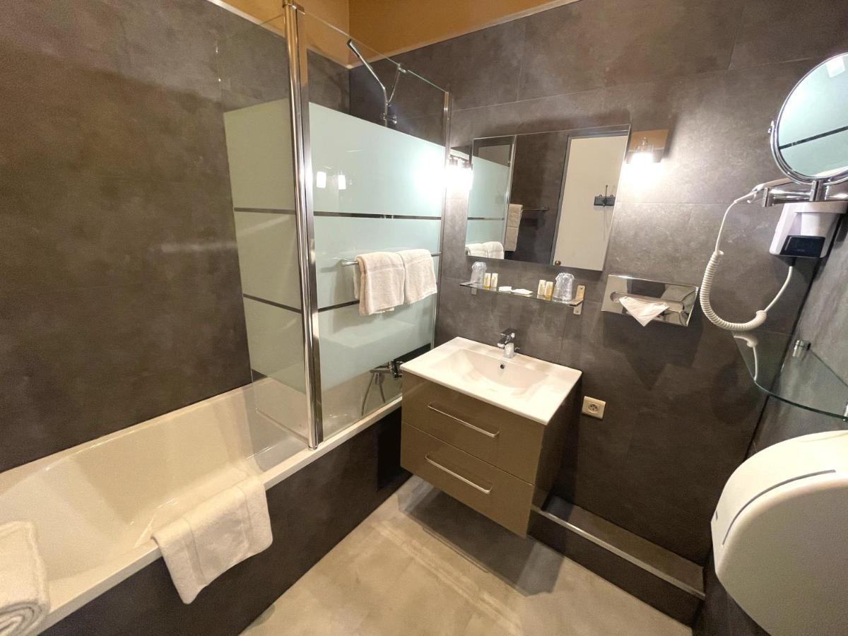 Royal Hotel Ним Экстерьер фото