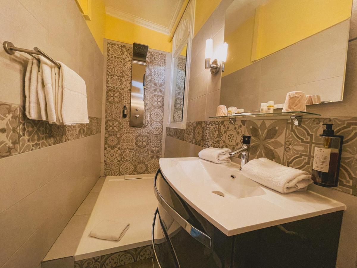 Royal Hotel Ним Экстерьер фото