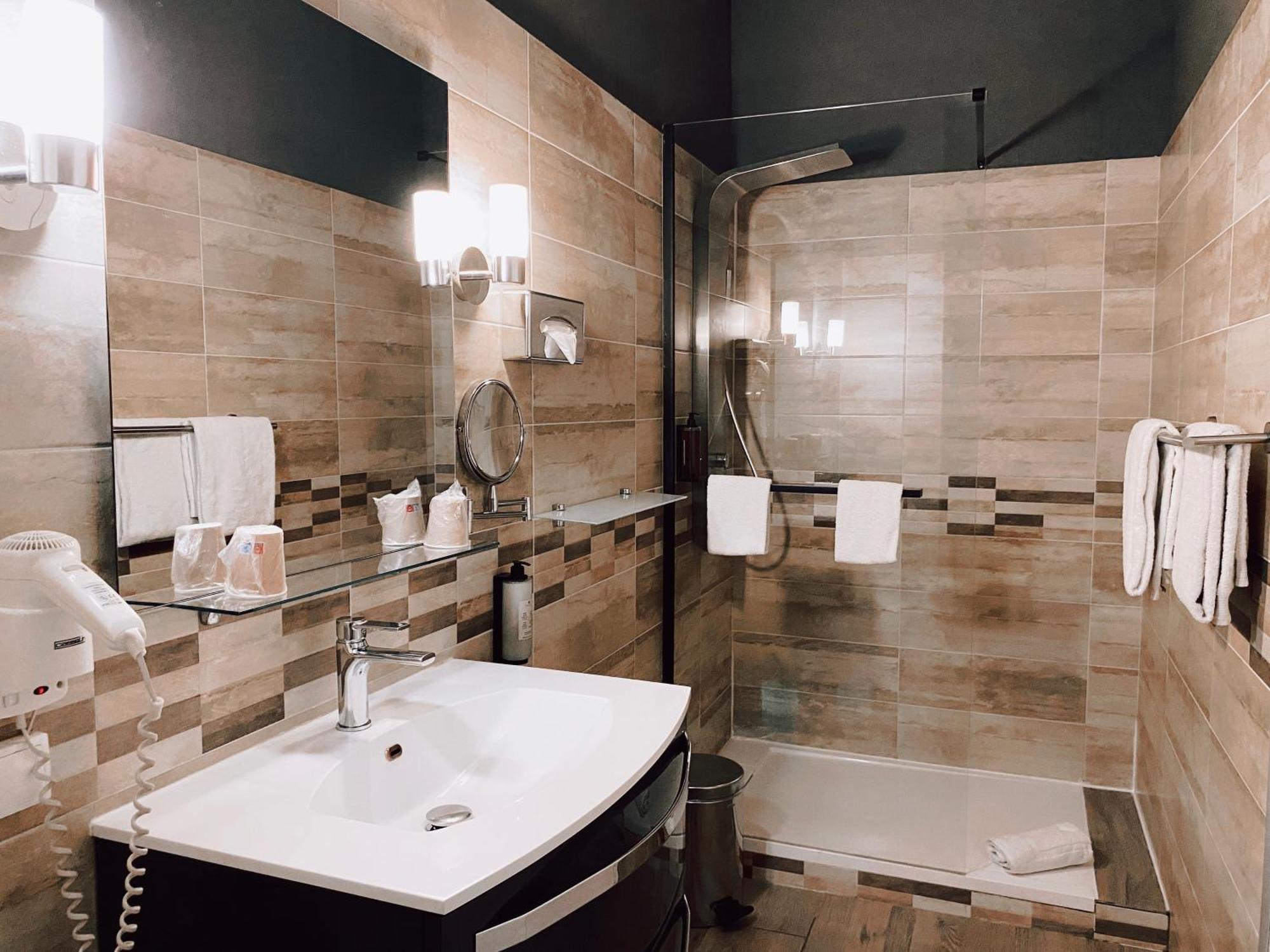Royal Hotel Ним Экстерьер фото