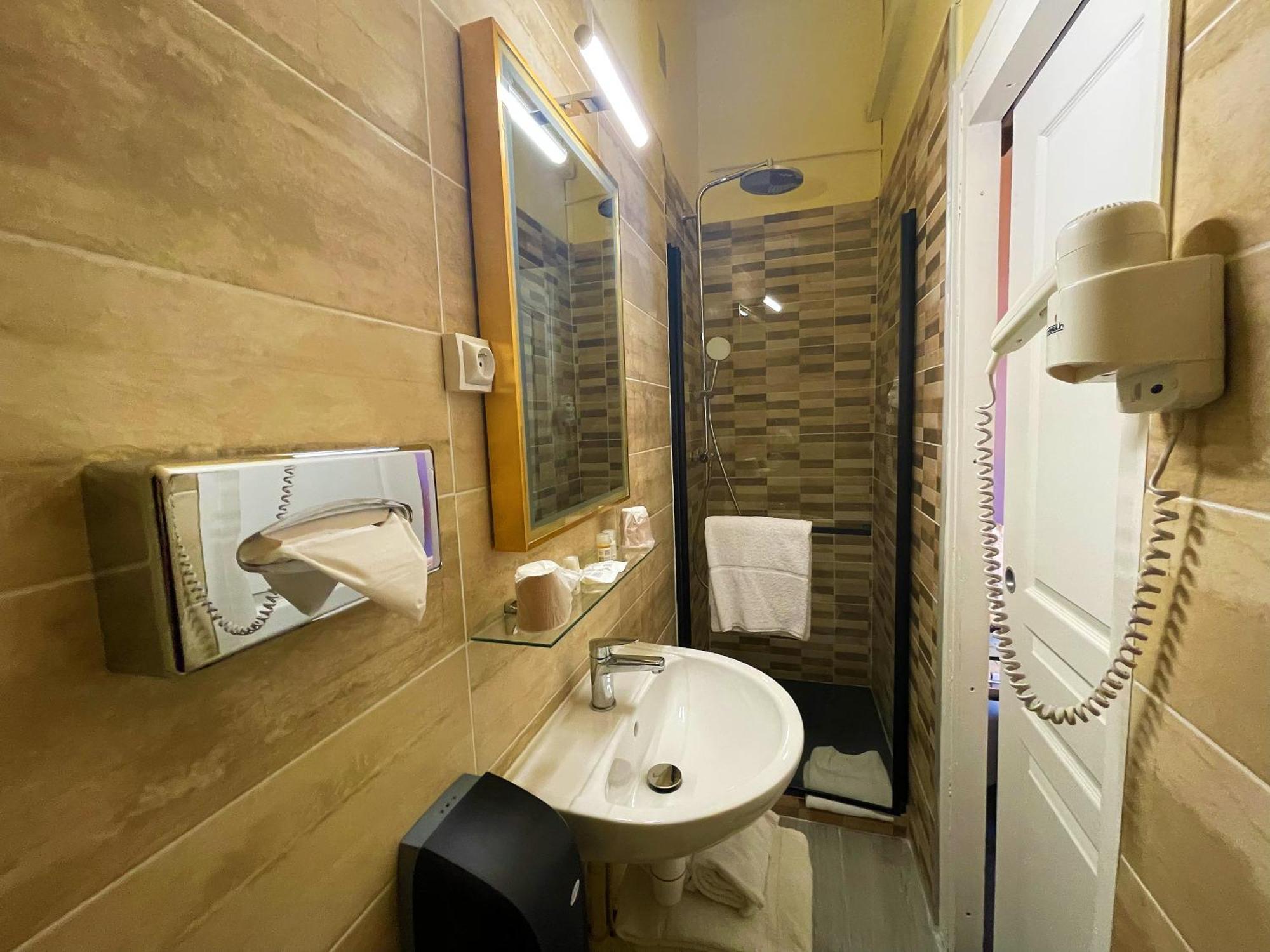 Royal Hotel Ним Номер фото